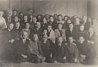 «Вновь
вместе». Групповая фотография сотрудников Публичной библиотеки после
возвращения из Мелекесса эвакуированных фондов. Осень 1945