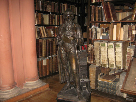 Статуя первопечатника Иоганна Гутенберга